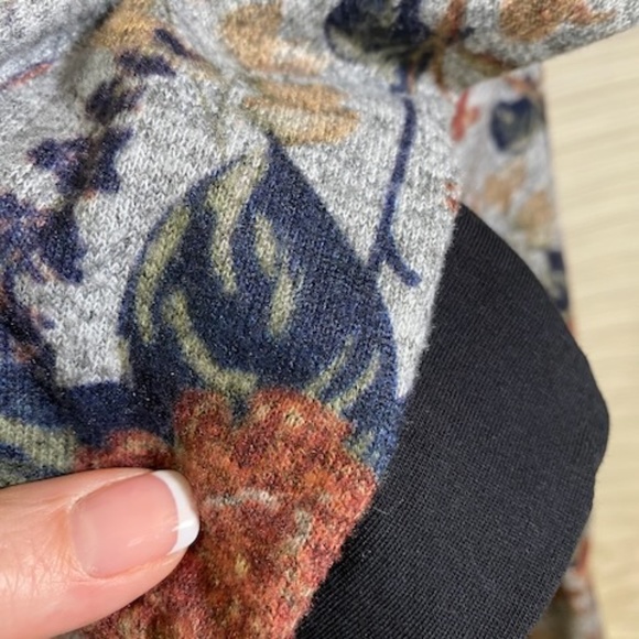 Per Se pullover shirt, Women's 1X, Soft gray with navy & rust color flowers - Picture 2 of 6
